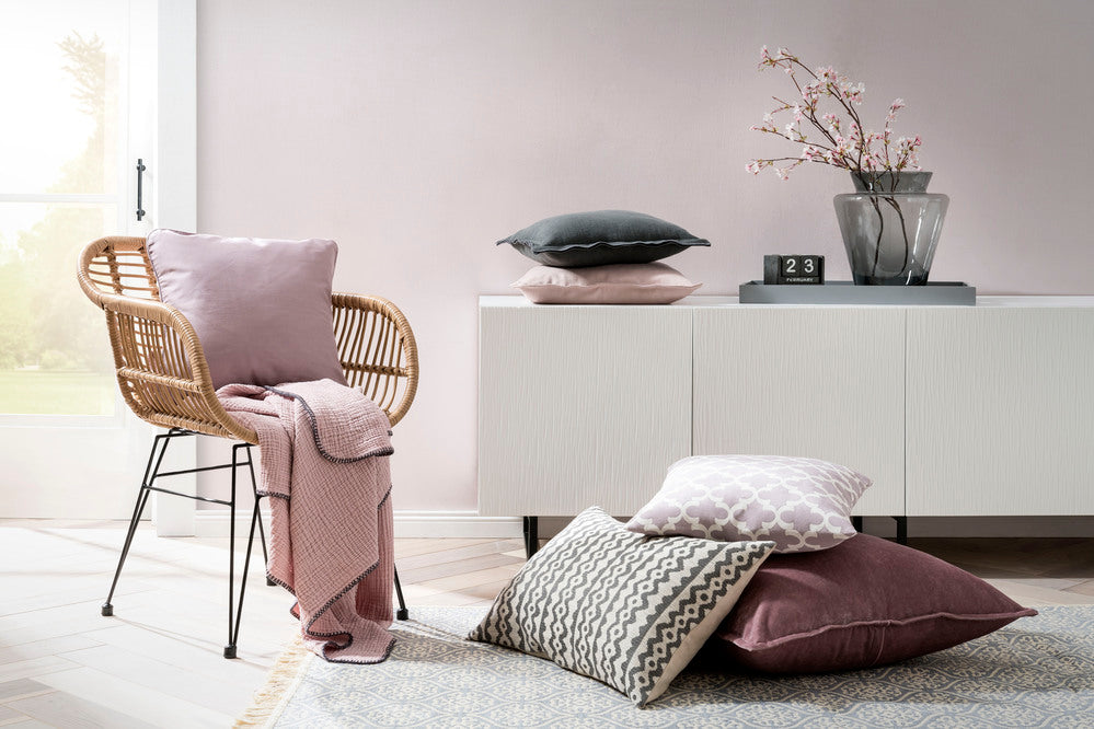 Winterliche Gemütlichkeit: Kuschelige Wohndecken und Charmante Kissenhüllen